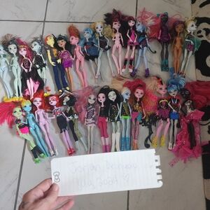 28 monster high dolls